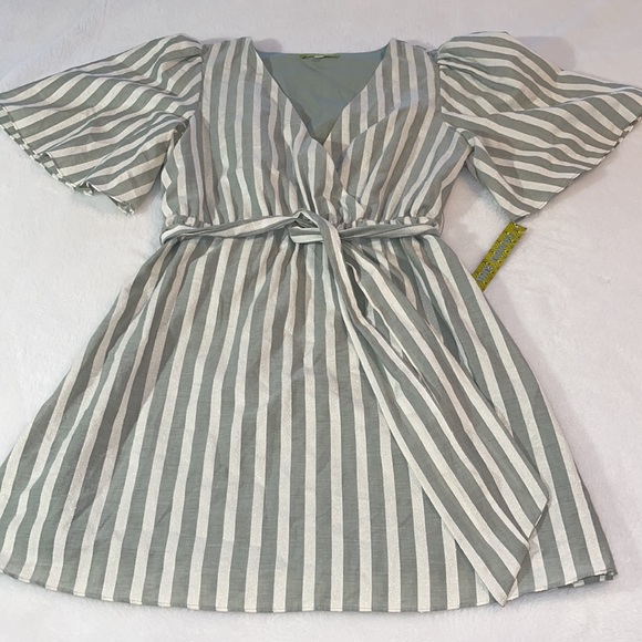 NWT Gianni Bini Sage/White Stripped Slip On Dress w/ shutter sleeves  Size Small - Picture 4 of 12